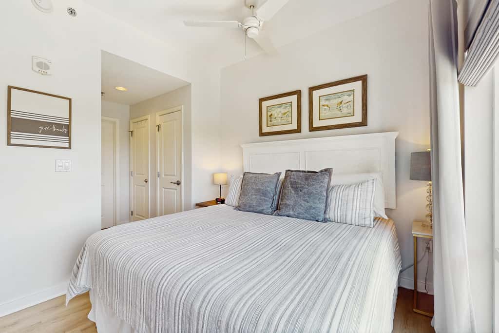 Gorgeous multi unit w full kitchen, shared pool and easy beach access