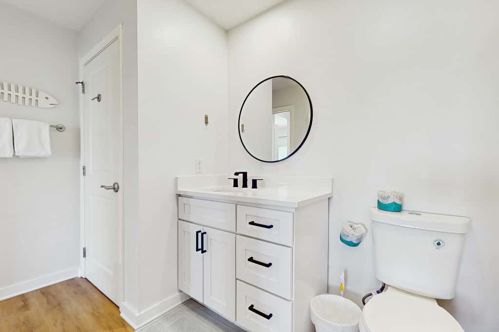 Gorgeous multi unit w full kitchen, shared pool and easy beach access