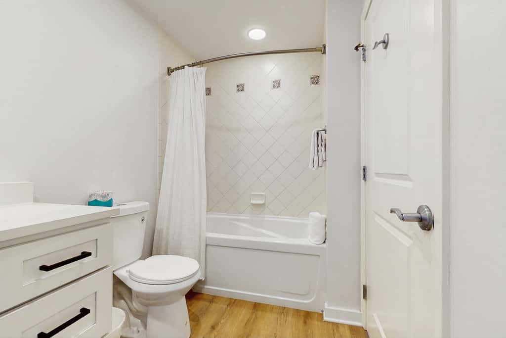 Gorgeous multi unit w full kitchen, shared pool and easy beach access