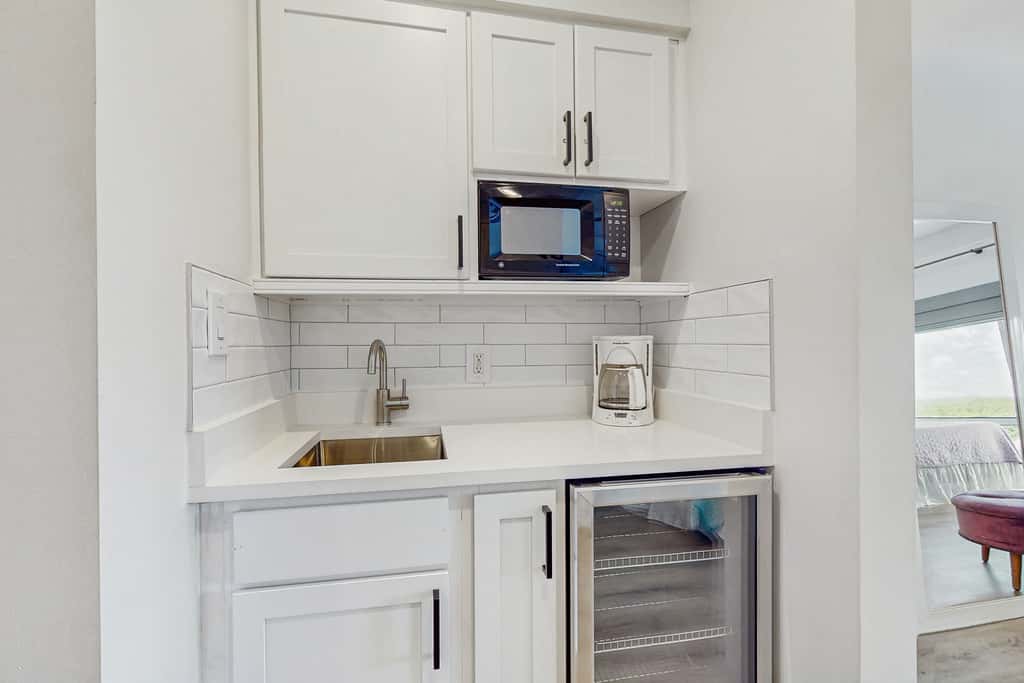 Gorgeous multi unit w full kitchen, shared pool and easy beach access