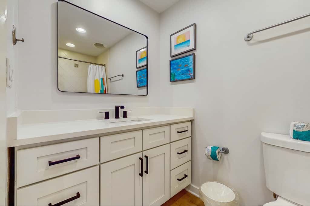 Gorgeous multi unit w full kitchen, shared pool and easy beach access