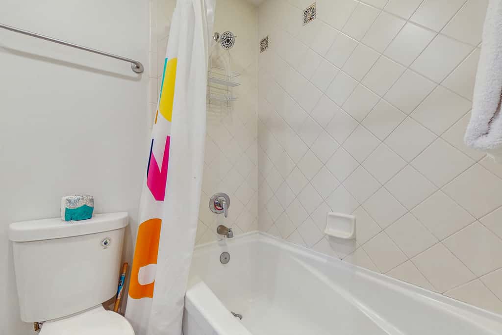 Gorgeous multi unit w full kitchen, shared pool and easy beach access