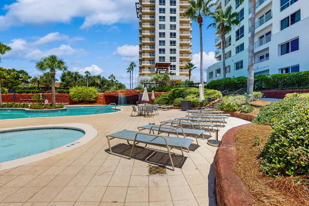 Gorgeous multi unit w full kitchen, shared pool and easy beach access