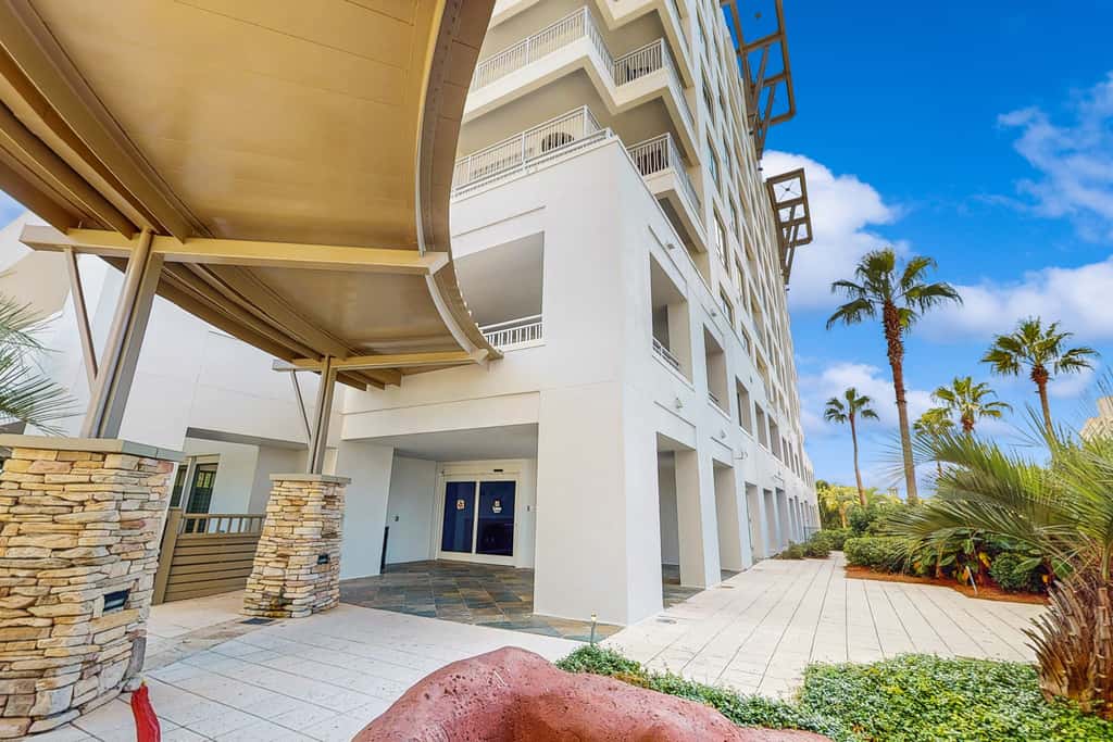 Gorgeous multi unit w full kitchen, shared pool and easy beach access