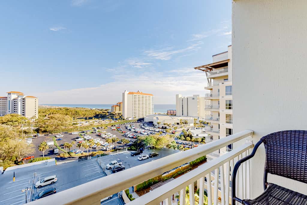 Sun kissed 9th floor studio with gulf views, pools, hot tub - close to beach