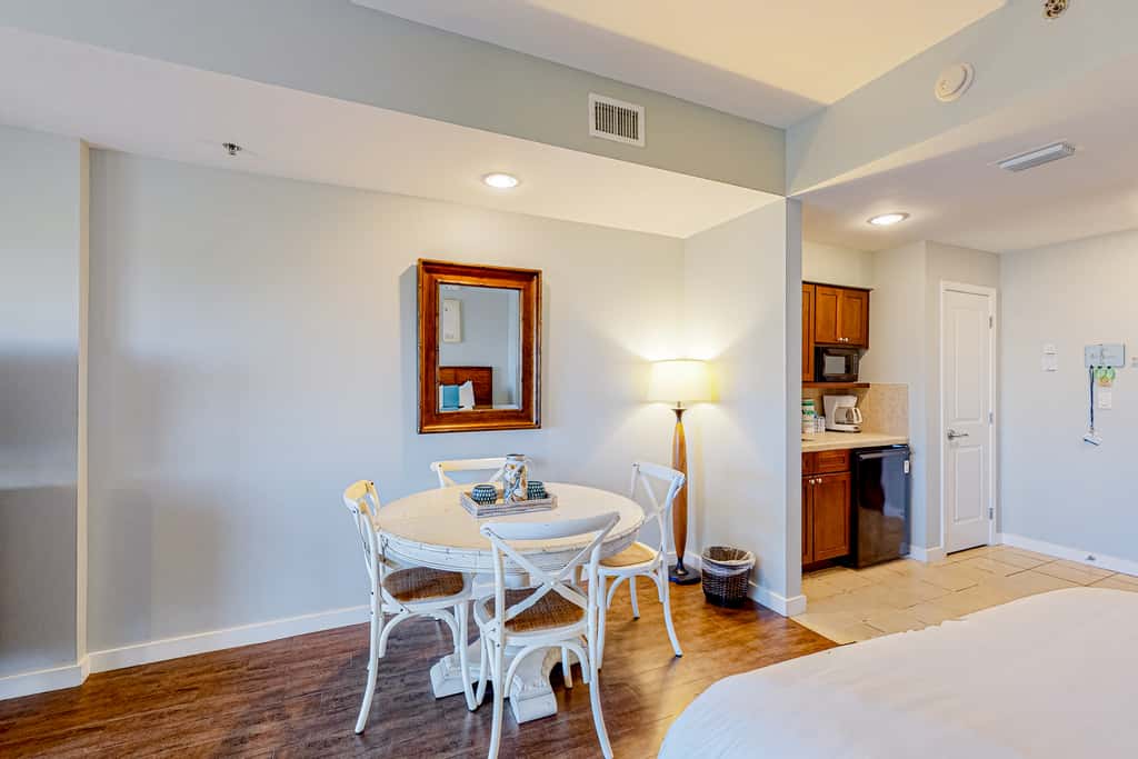 Sun kissed 9th floor studio with gulf views, pools, hot tub - close to beach