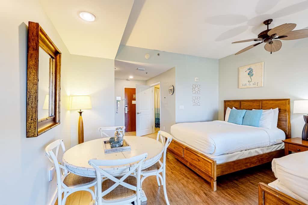 Sun kissed 9th floor studio with gulf views, pools, hot tub - close to beach