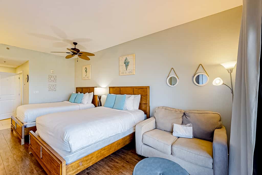 Sun kissed 9th floor studio with gulf views, pools, hot tub - close to beach