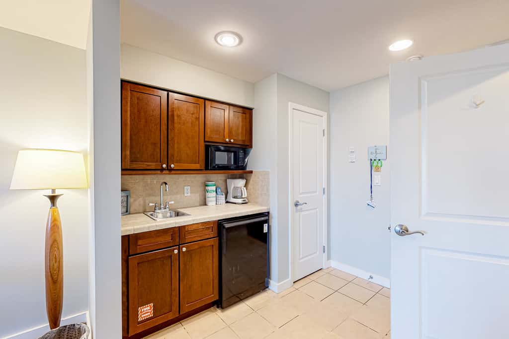 Sun kissed 9th floor studio with gulf views, pools, hot tub - close to beach