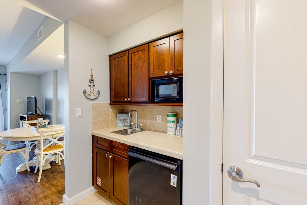 Sun kissed 9th floor studio with gulf views, pools, hot tub - close to beach