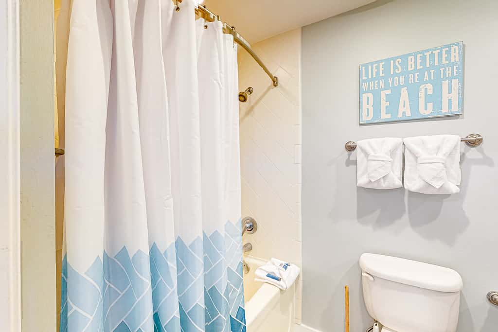 Sun kissed 9th floor studio with gulf views, pools, hot tub - close to beach