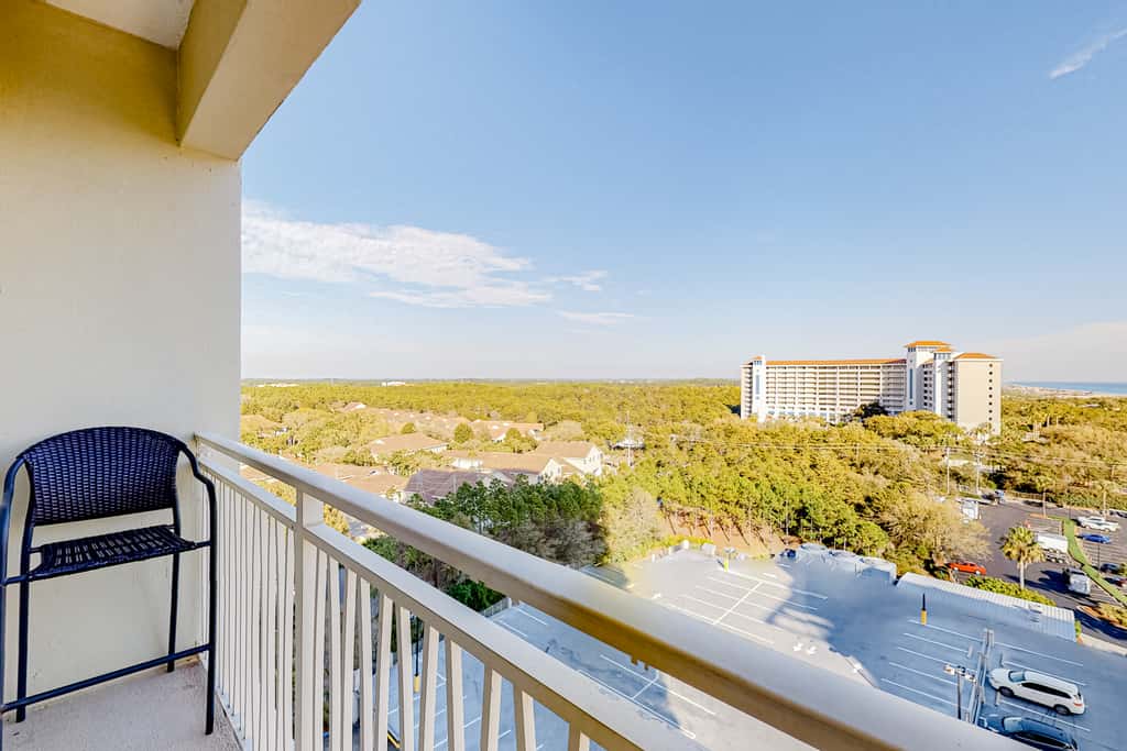 Sun kissed 9th floor studio with gulf views, pools, hot tub - close to beach