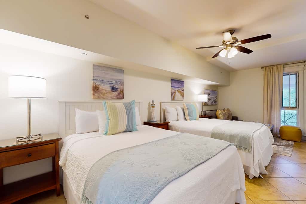 Cozy efficiency with kitchenette, shared pool and beach access