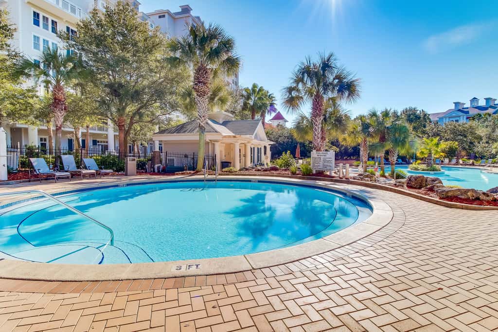 Cozy efficiency with kitchenette, shared pool and beach access