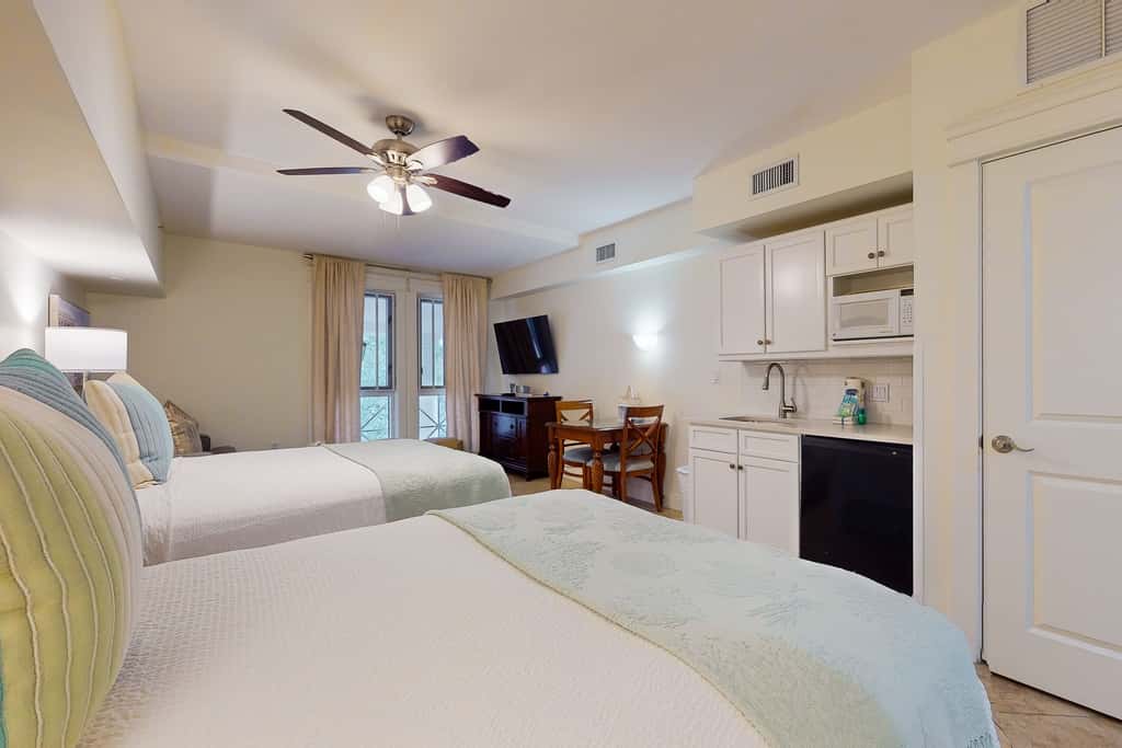Cozy efficiency with kitchenette, shared pool and beach access