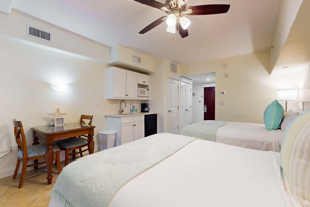 Cozy efficiency with kitchenette, shared pool and beach access