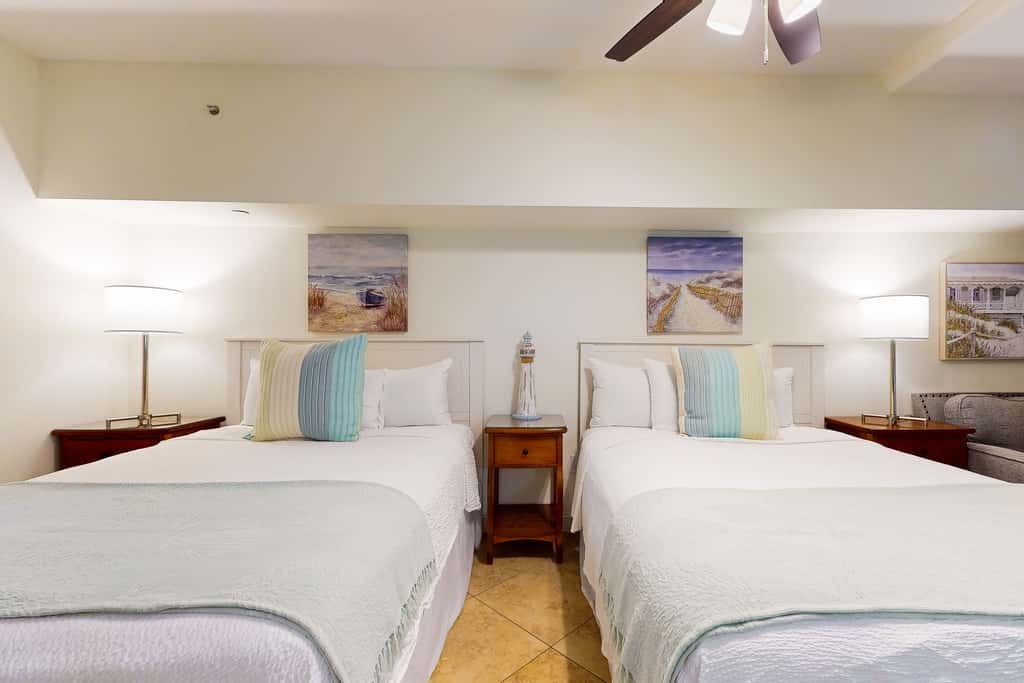 Cozy efficiency with kitchenette, shared pool and beach access