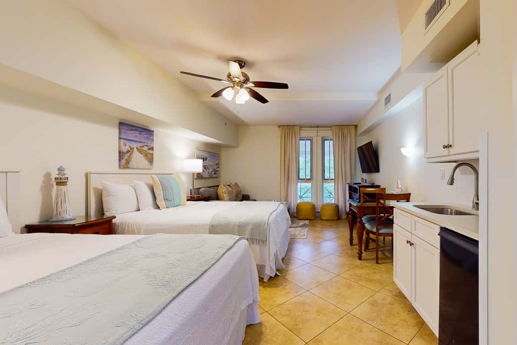 Cozy efficiency with kitchenette, shared pool and beach access