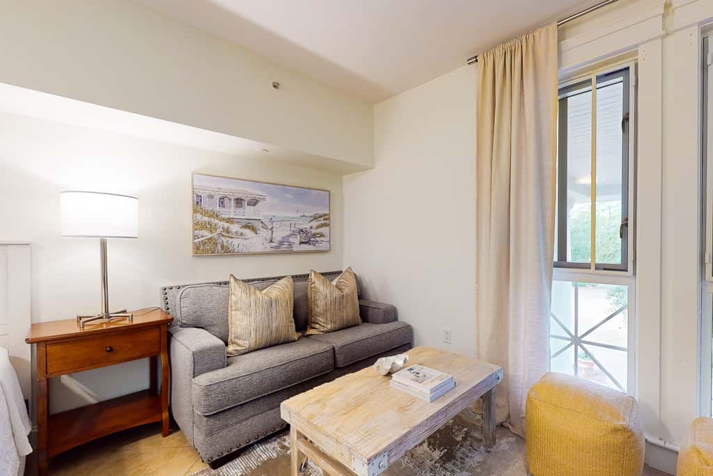 Cozy efficiency with kitchenette, shared pool and beach access