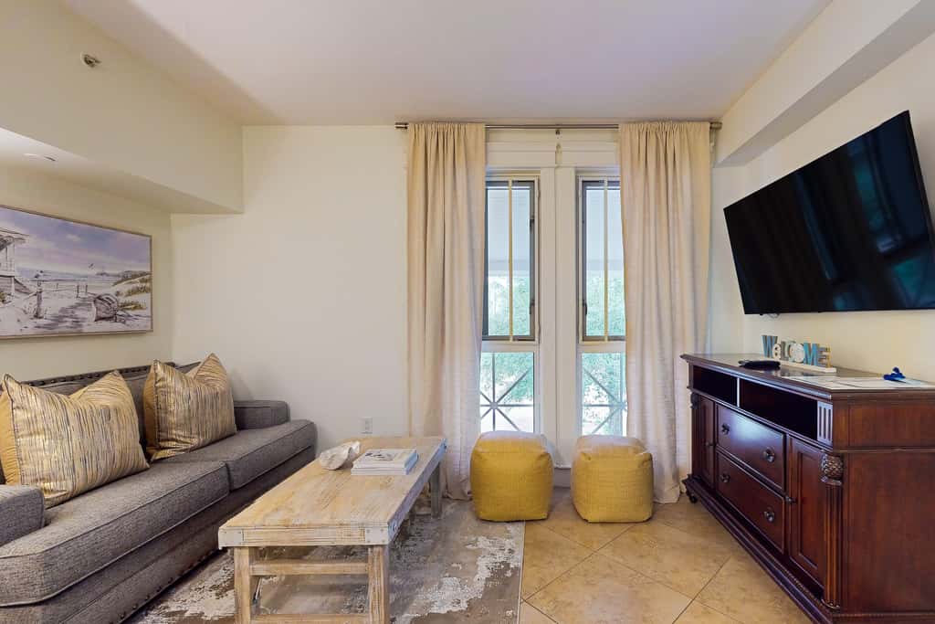 Cozy efficiency with kitchenette, shared pool and beach access