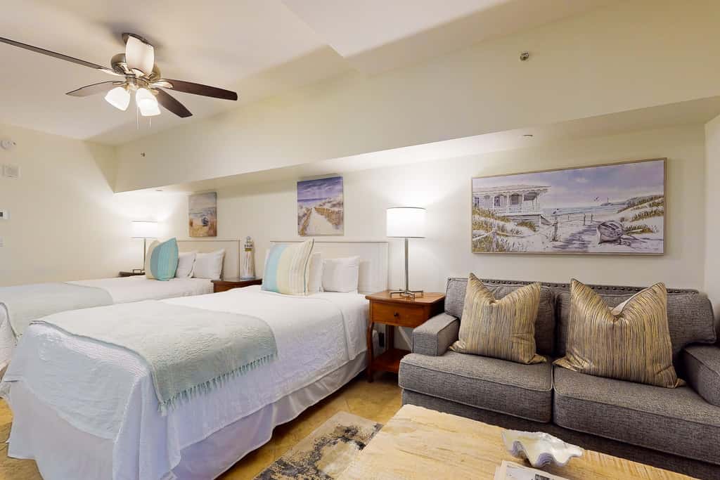 Cozy efficiency with kitchenette, shared pool and beach access