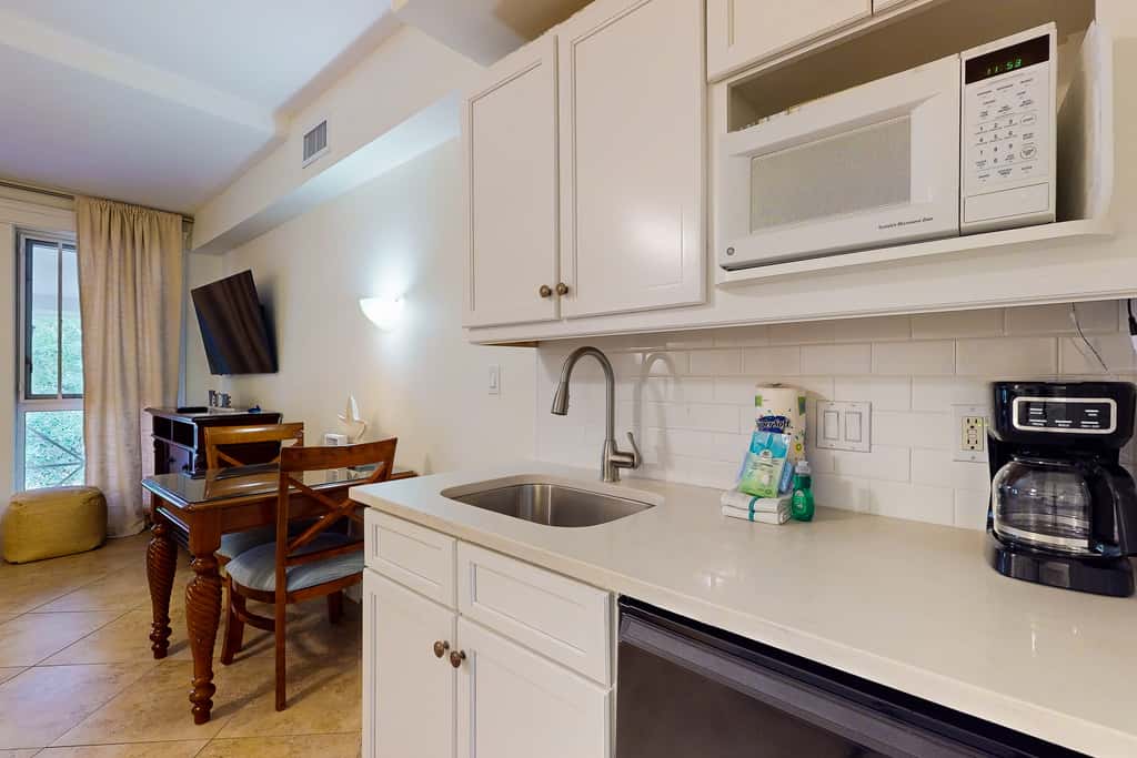 Cozy efficiency with kitchenette, shared pool and beach access