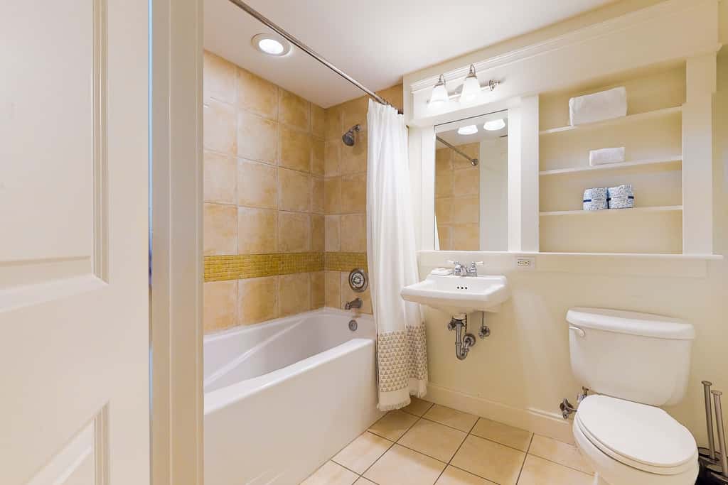 Cozy efficiency with kitchenette, shared pool and beach access