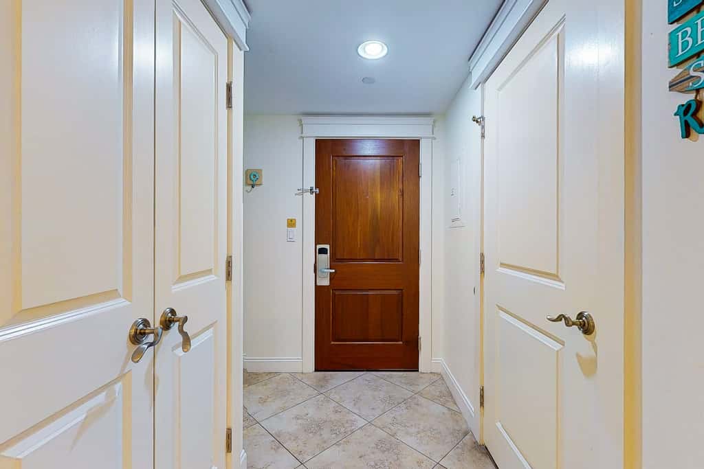 Cozy efficiency with kitchenette, shared pool and beach access