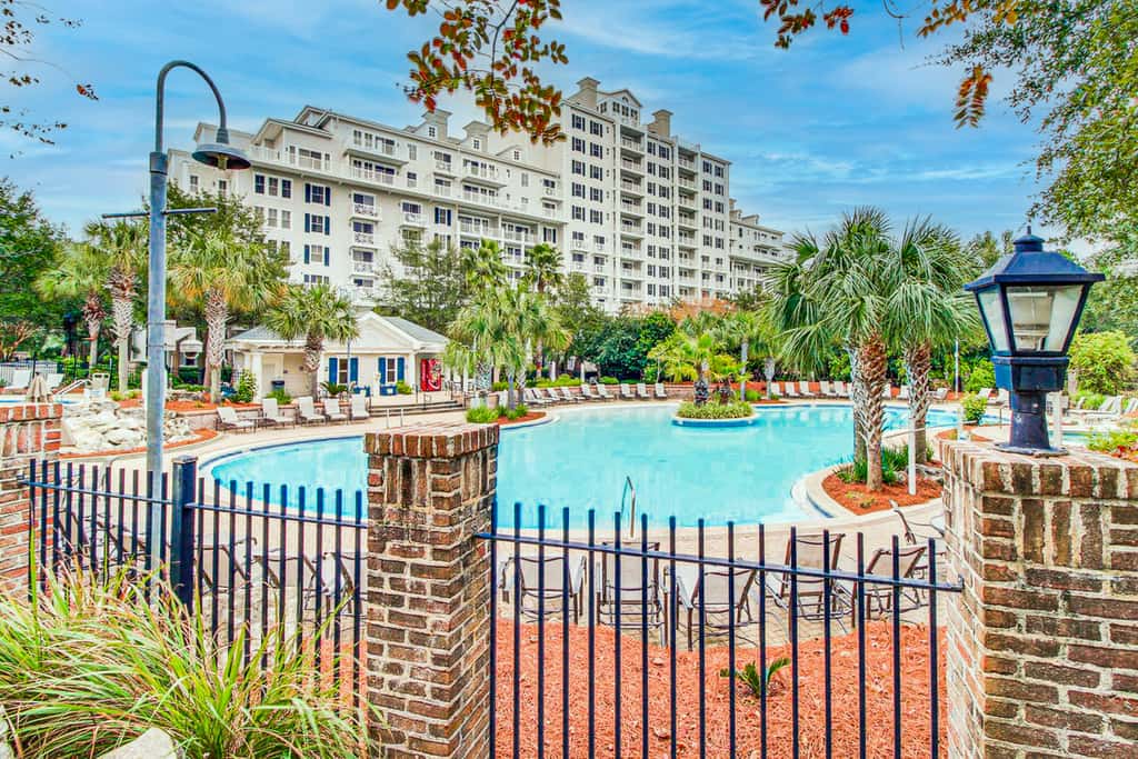 Cozy efficiency with kitchenette, shared pool and beach access