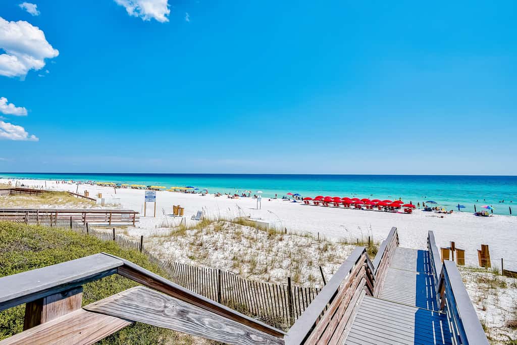 Cozy efficiency with kitchenette, shared pool and beach access