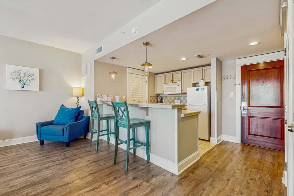 3rd-floor Condo with pools, marina, tennis, large balcony, beach access