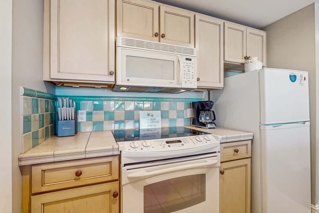 3rd-floor Condo with pools, marina, tennis, large balcony, beach access