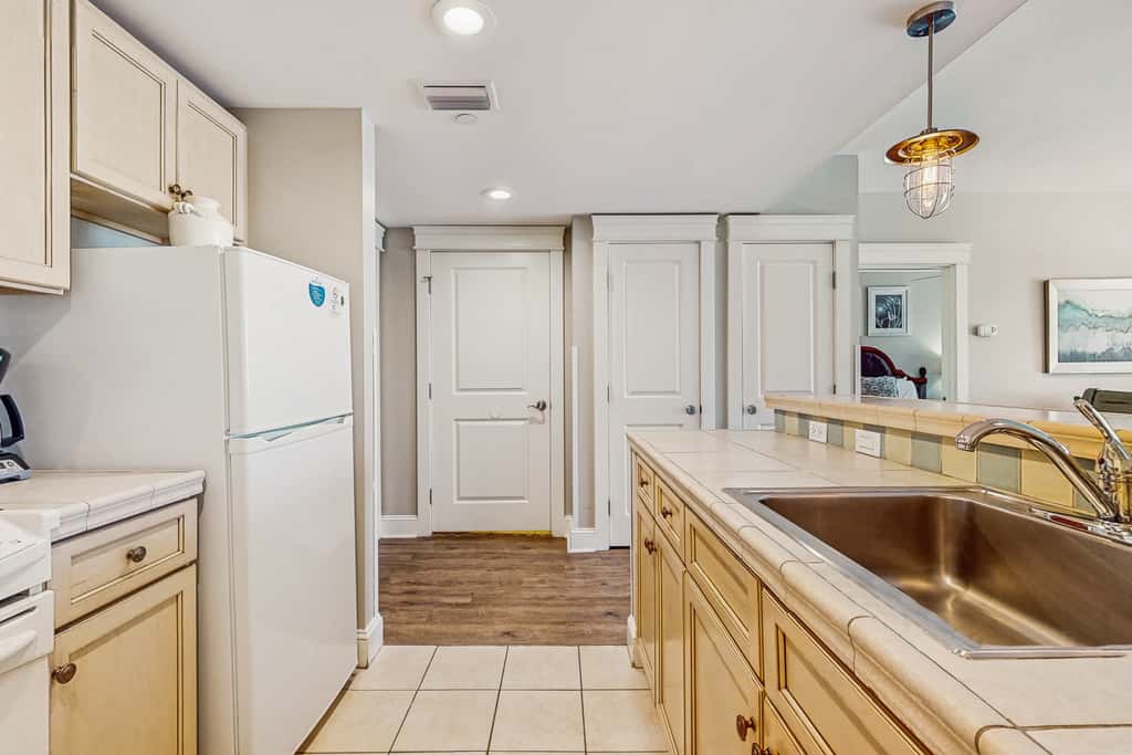 3rd-floor Condo with pools, marina, tennis, large balcony, beach access