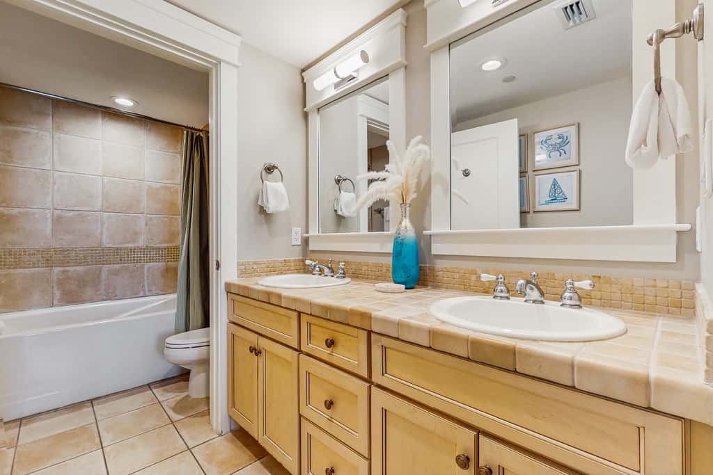 3rd-floor Condo with pools, marina, tennis, large balcony, beach access