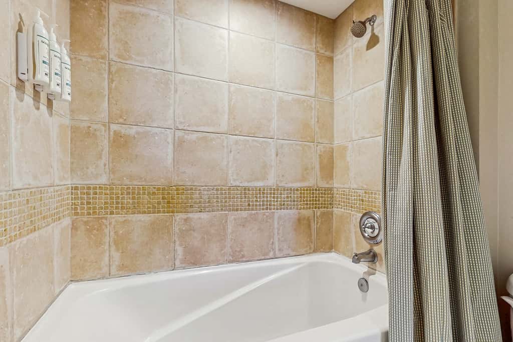 3rd-floor Condo with pools, marina, tennis, large balcony, beach access