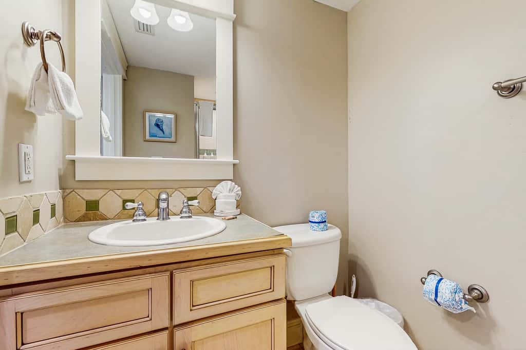 3rd-floor Condo with pools, marina, tennis, large balcony, beach access