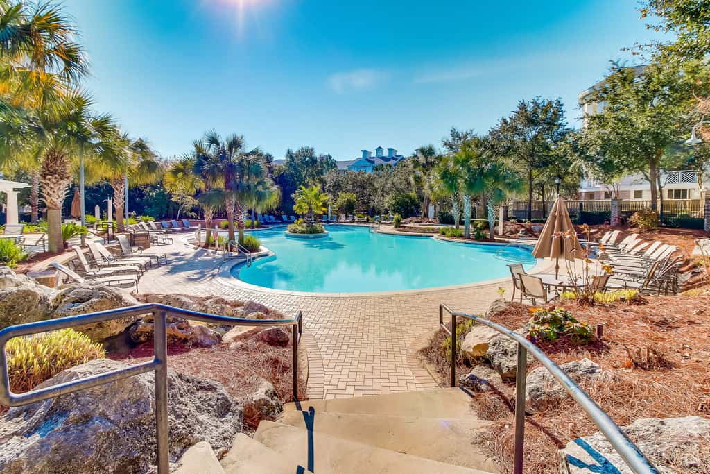 3rd-floor Condo with pools, marina, tennis, large balcony, beach access