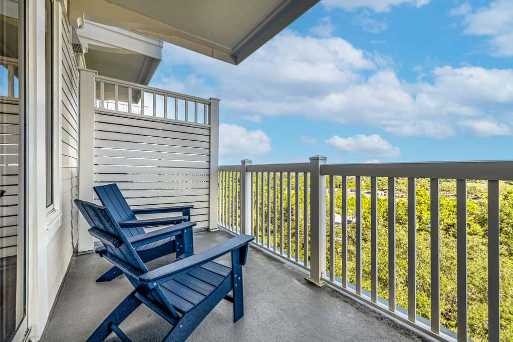 Vibrant seventh-floor condo with pool, hot tub, sauna, private W/D & fast WiFi