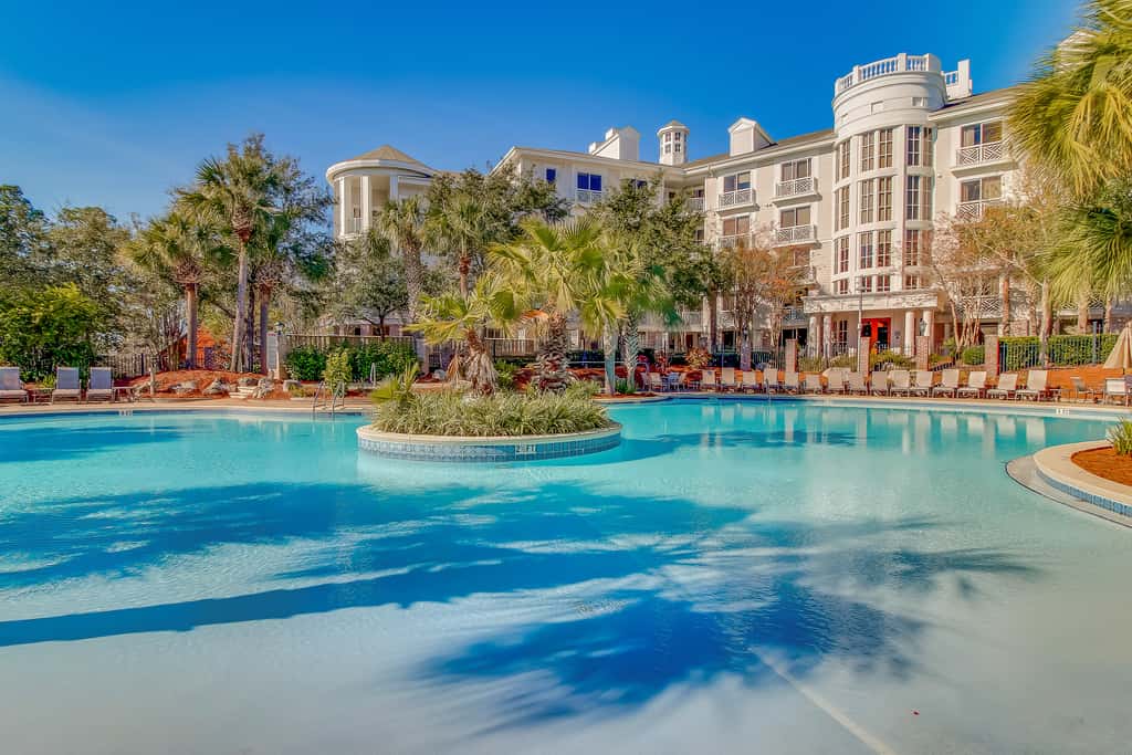 Vibrant seventh-floor condo with pool, hot tub, sauna, private W/D & fast WiFi