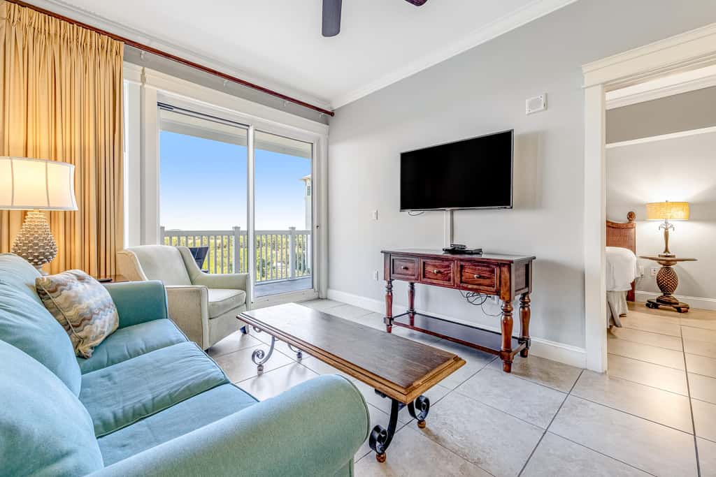 Vibrant seventh-floor condo with pool, hot tub, sauna, private W/D & fast WiFi