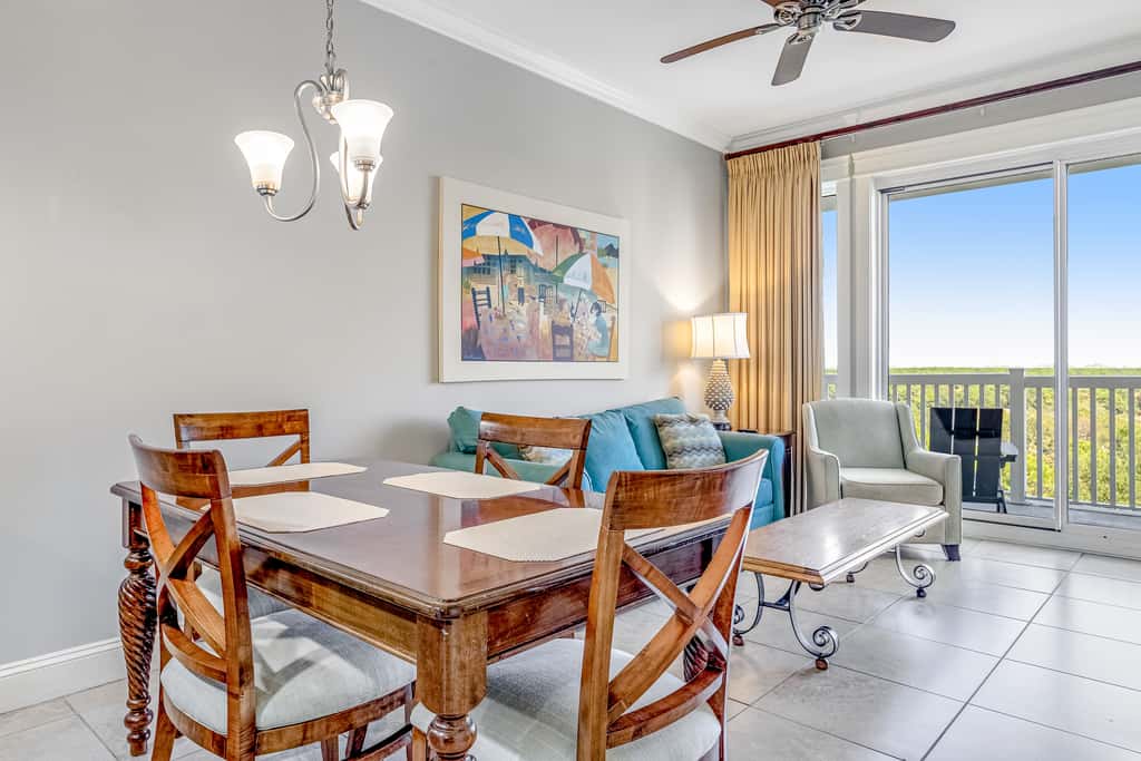 Vibrant seventh-floor condo with pool, hot tub, sauna, private W/D & fast WiFi