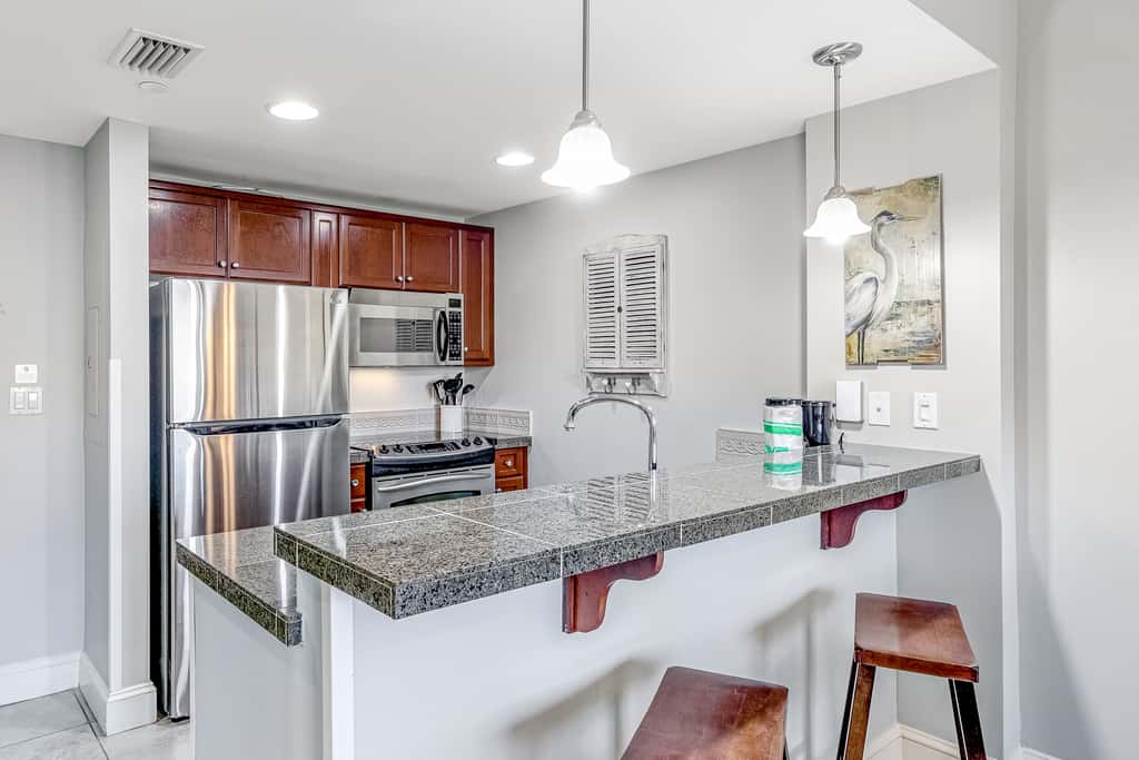 Vibrant seventh-floor condo with pool, hot tub, sauna, private W/D & fast WiFi
