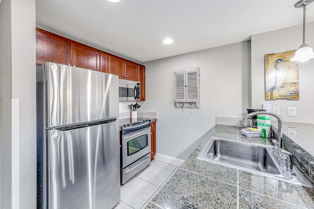 Vibrant seventh-floor condo with pool, hot tub, sauna, private W/D & fast WiFi