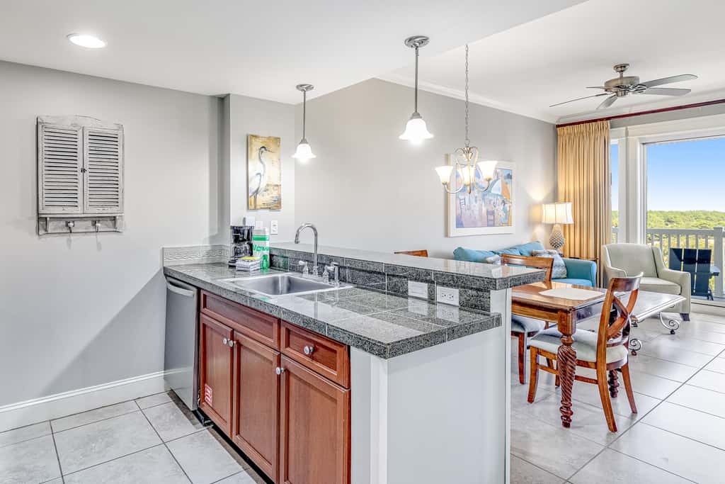 Vibrant seventh-floor condo with pool, hot tub, sauna, private W/D & fast WiFi