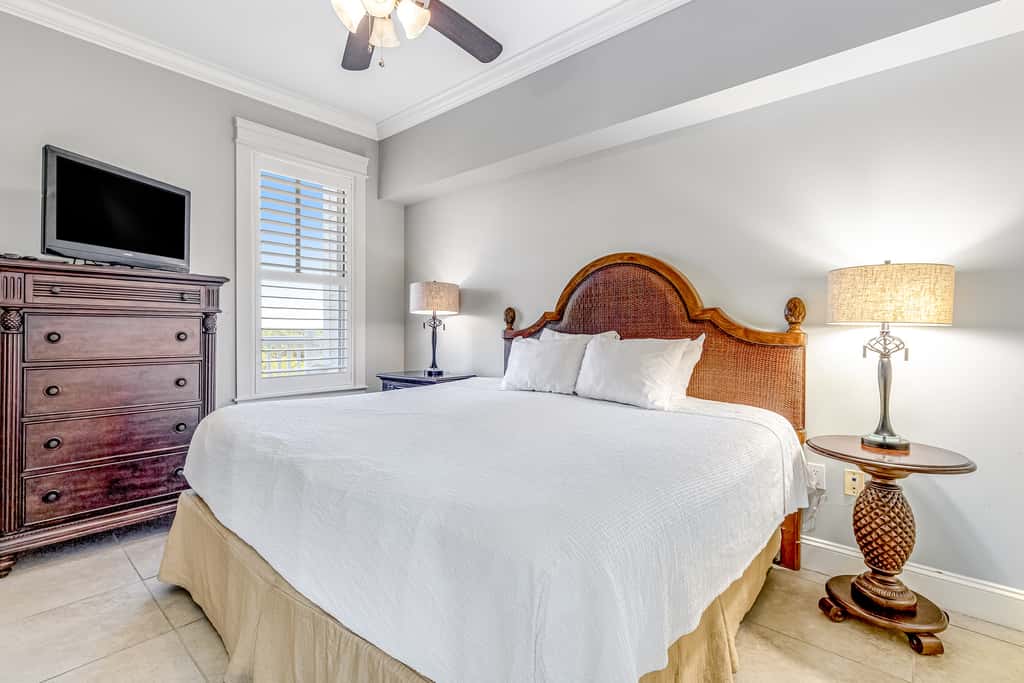 Vibrant seventh-floor condo with pool, hot tub, sauna, private W/D & fast WiFi