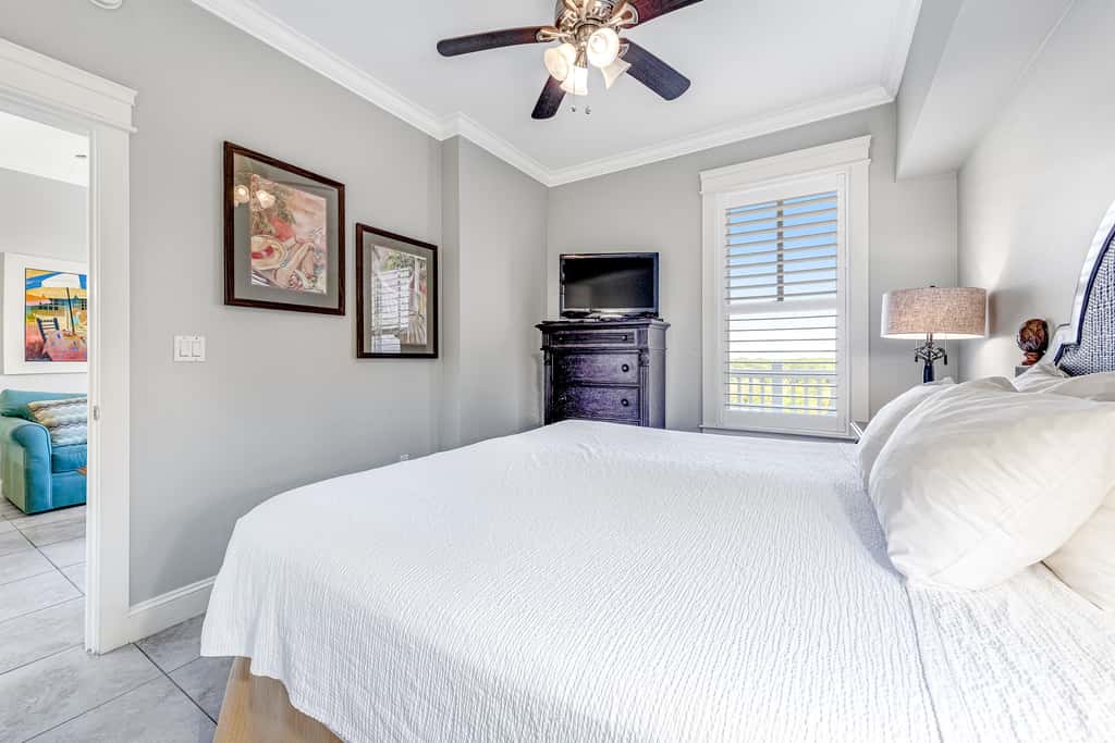 Vibrant seventh-floor condo with pool, hot tub, sauna, private W/D & fast WiFi
