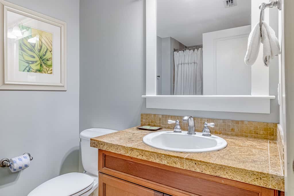 Vibrant seventh-floor condo with pool, hot tub, sauna, private W/D & fast WiFi