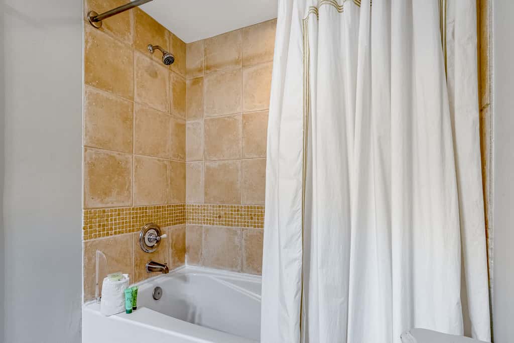 Vibrant seventh-floor condo with pool, hot tub, sauna, private W/D & fast WiFi