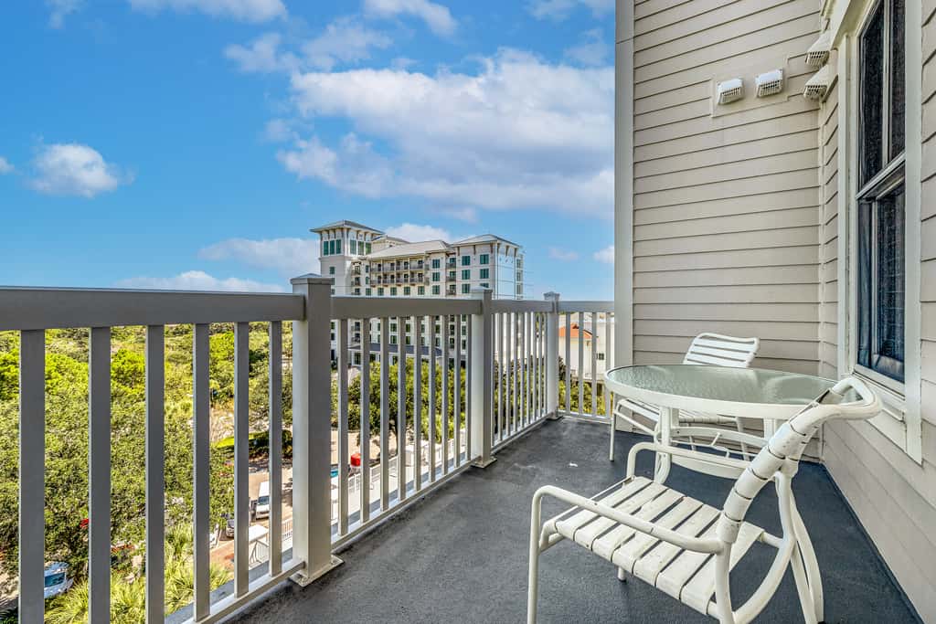 Vibrant seventh-floor condo with pool, hot tub, sauna, private W/D & fast WiFi