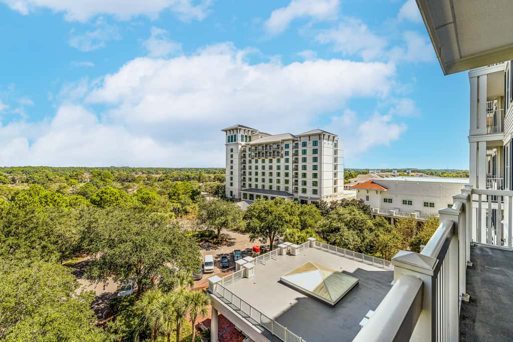 Vibrant seventh-floor condo with pool, hot tub, sauna, private W/D & fast WiFi